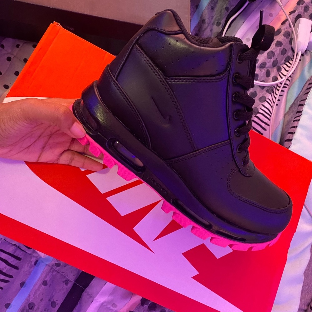 Nike Air Max Goadome size 5Y